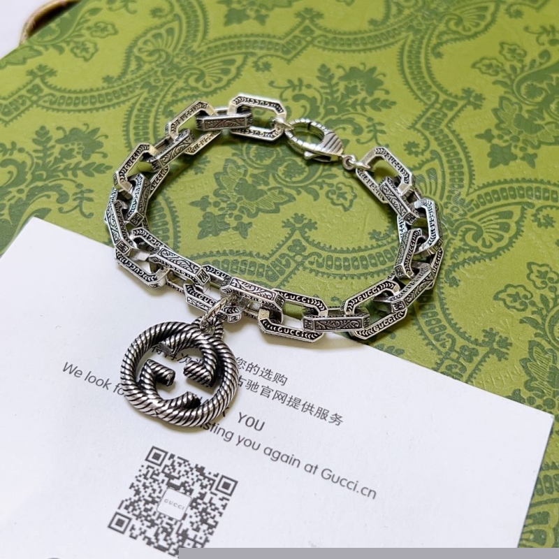 G*u*i bracelets